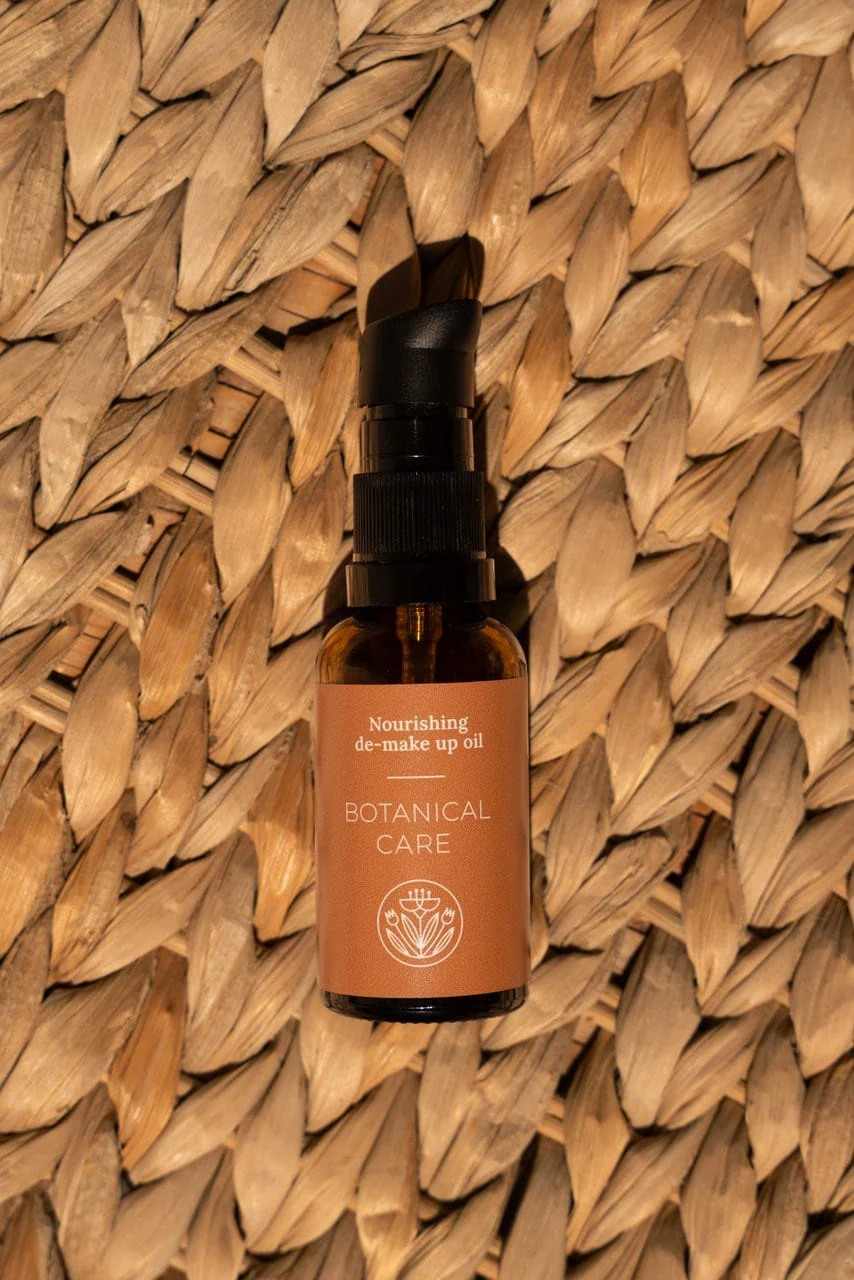 Nourishing de-make up oil